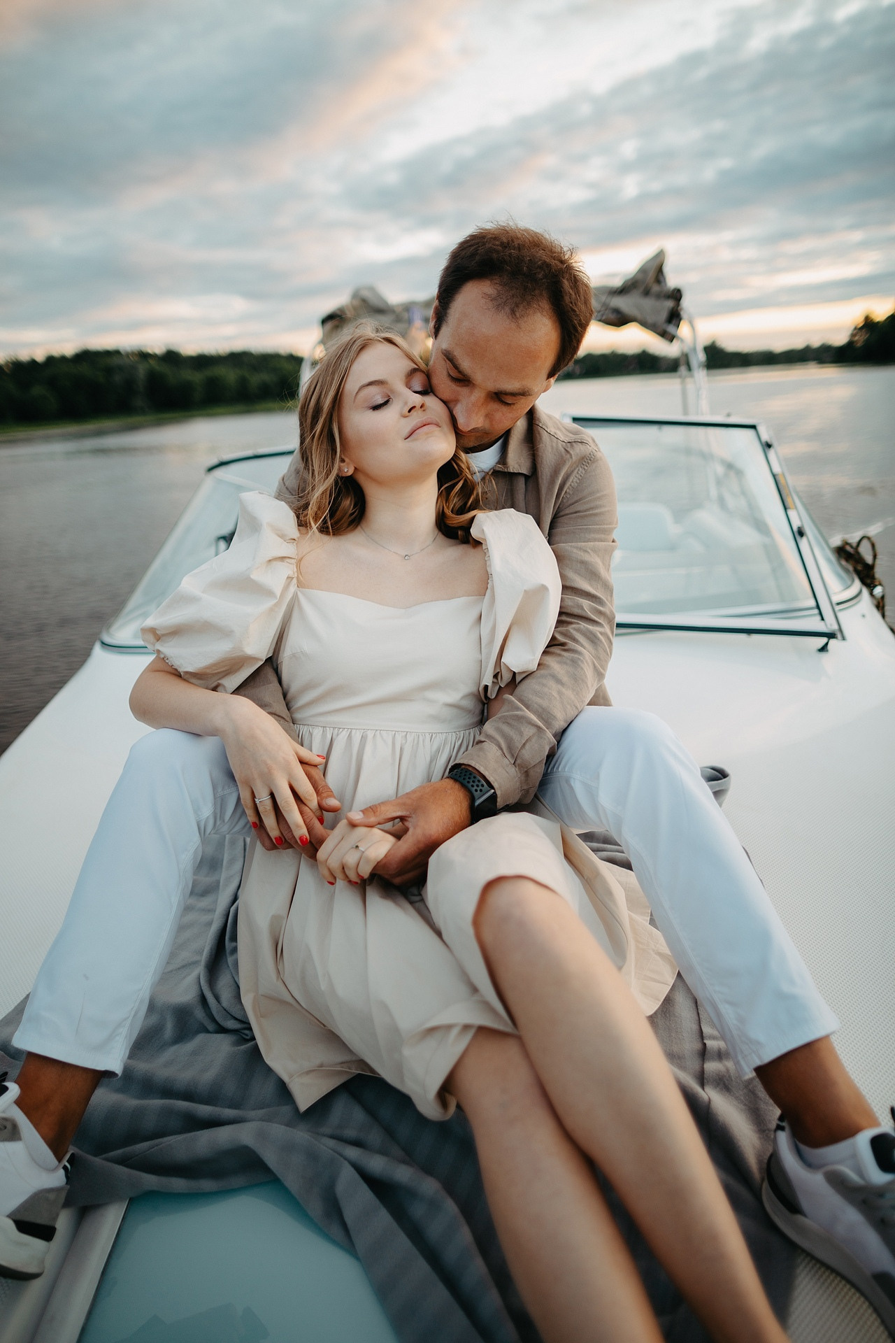 Молодожены идут по белому ковру, проложенному по дорожке, усыпанной ароматными цветами, на фоне роскошного дворца в Ярославле