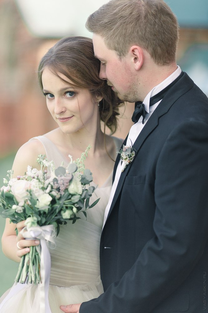 Молодая пара, стоящая на вершине горы, смотрящая на пейзаж с восхищением