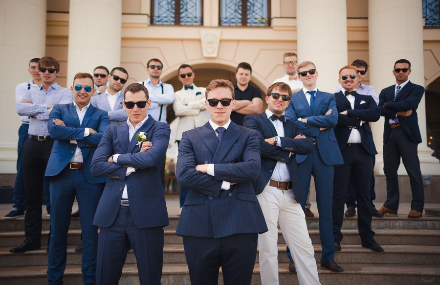 Снимок, на котором невеста и жених лежат на закате на пляже, где они нежно обнимаются друг с другом, создавая ощущение спокойствия и счастья