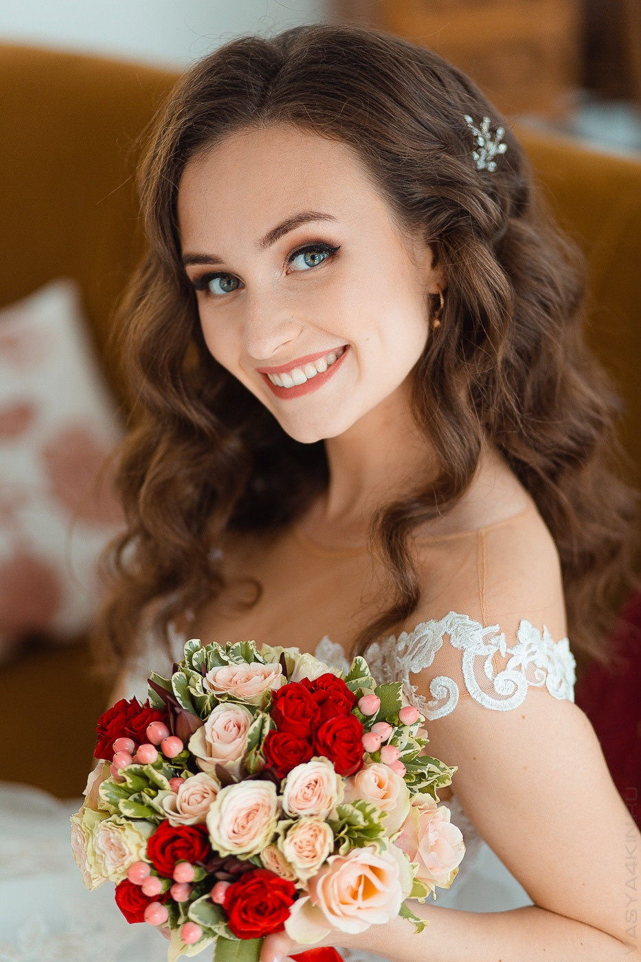 Фотография с гламурной свадьбы в Ярославле, где невеста и жених идут по дорожке, обрамленной гранитными колоннами, увенчанными цветочными композициями