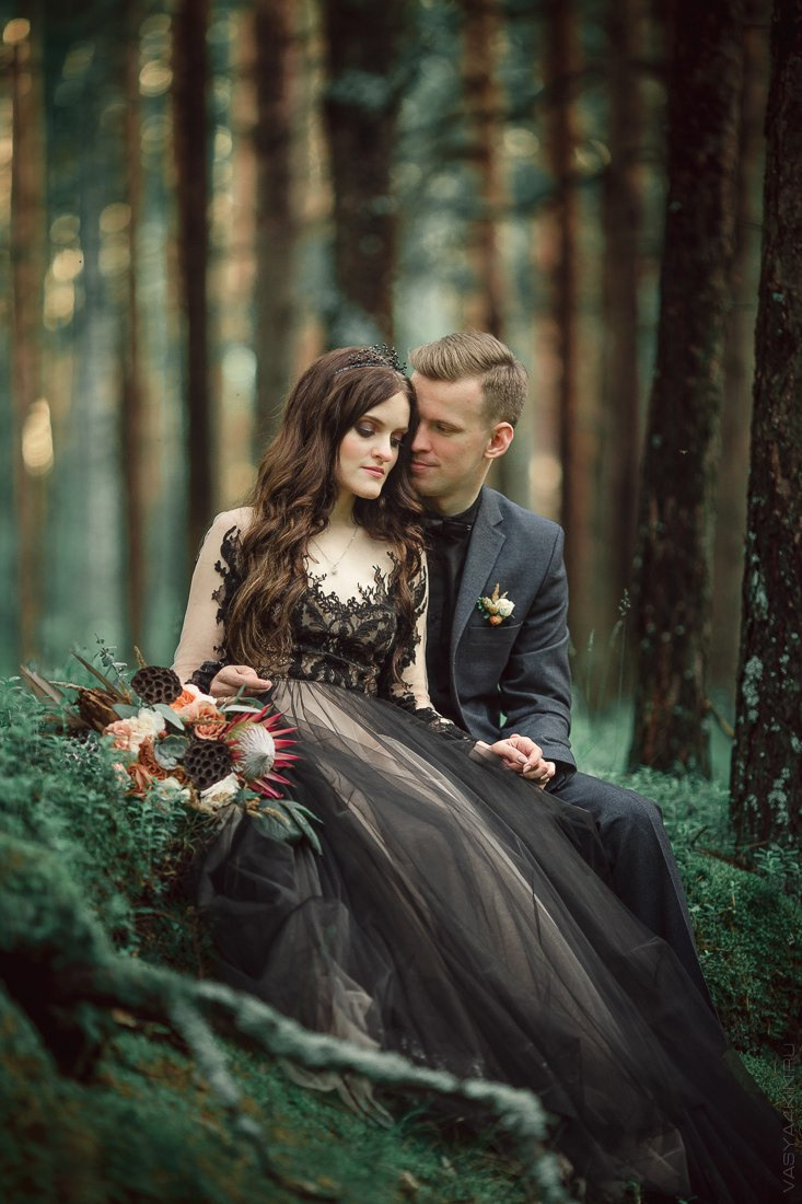 Пара целуется на фоне заката, словно их страсть становится небесной на этой прекрасной свадебной фотографии