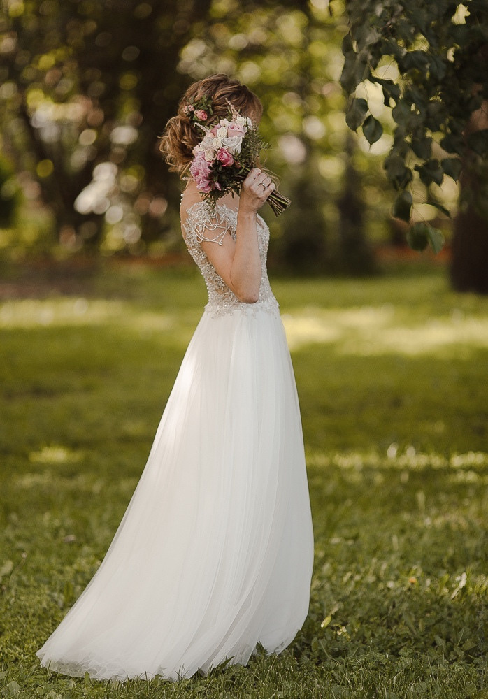 Пара смотрит на закат, напоминая друг другу о том, что их любовь будет длиться вечно, на этой вдохновляющей свадебной фотографии