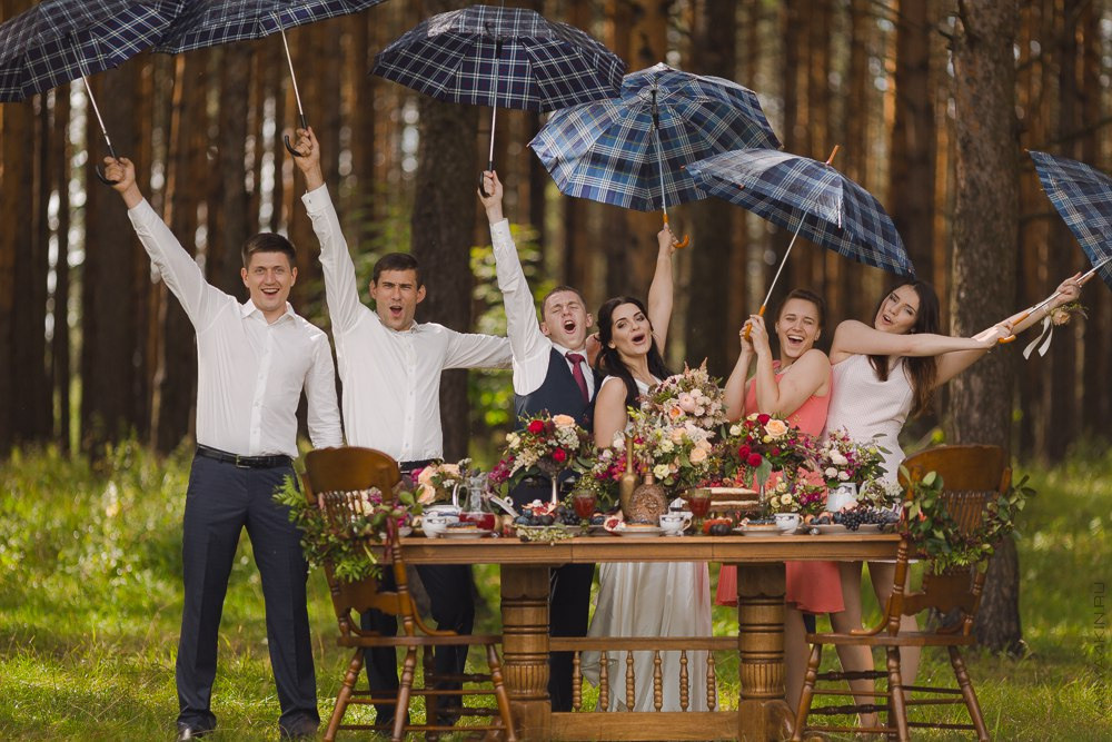 Водные фонтаны окружают невесту и жениха, создавая атмосферу веселья и радости на их большой свадьбе