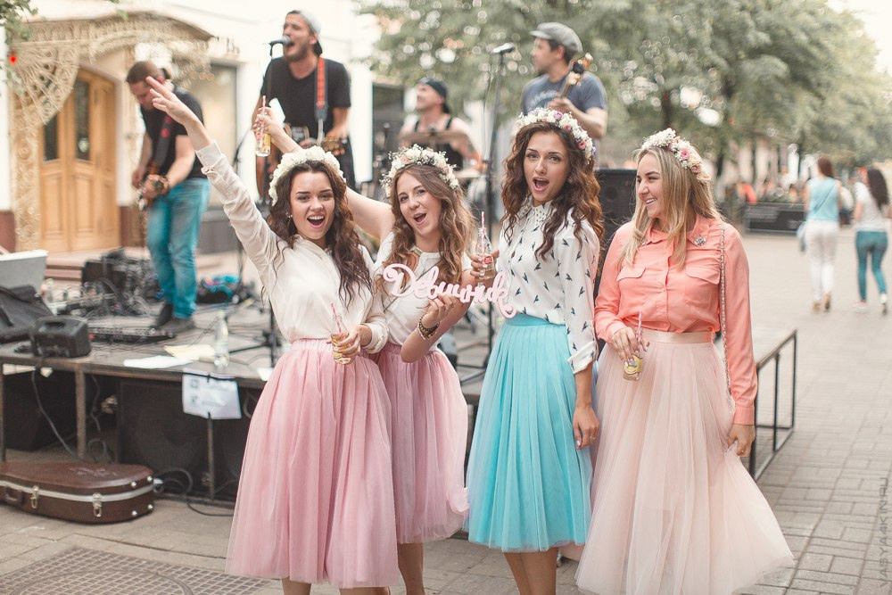 Фотография свадебной прически на фоне монумента архитектуры