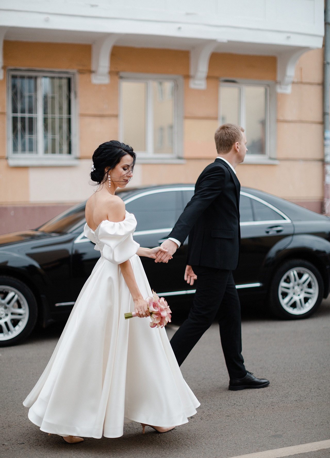 Невеста смотрит на жениха с таким восхищением и любовью, что их чувства просто сливаются на этой трогательной свадебной фотографии