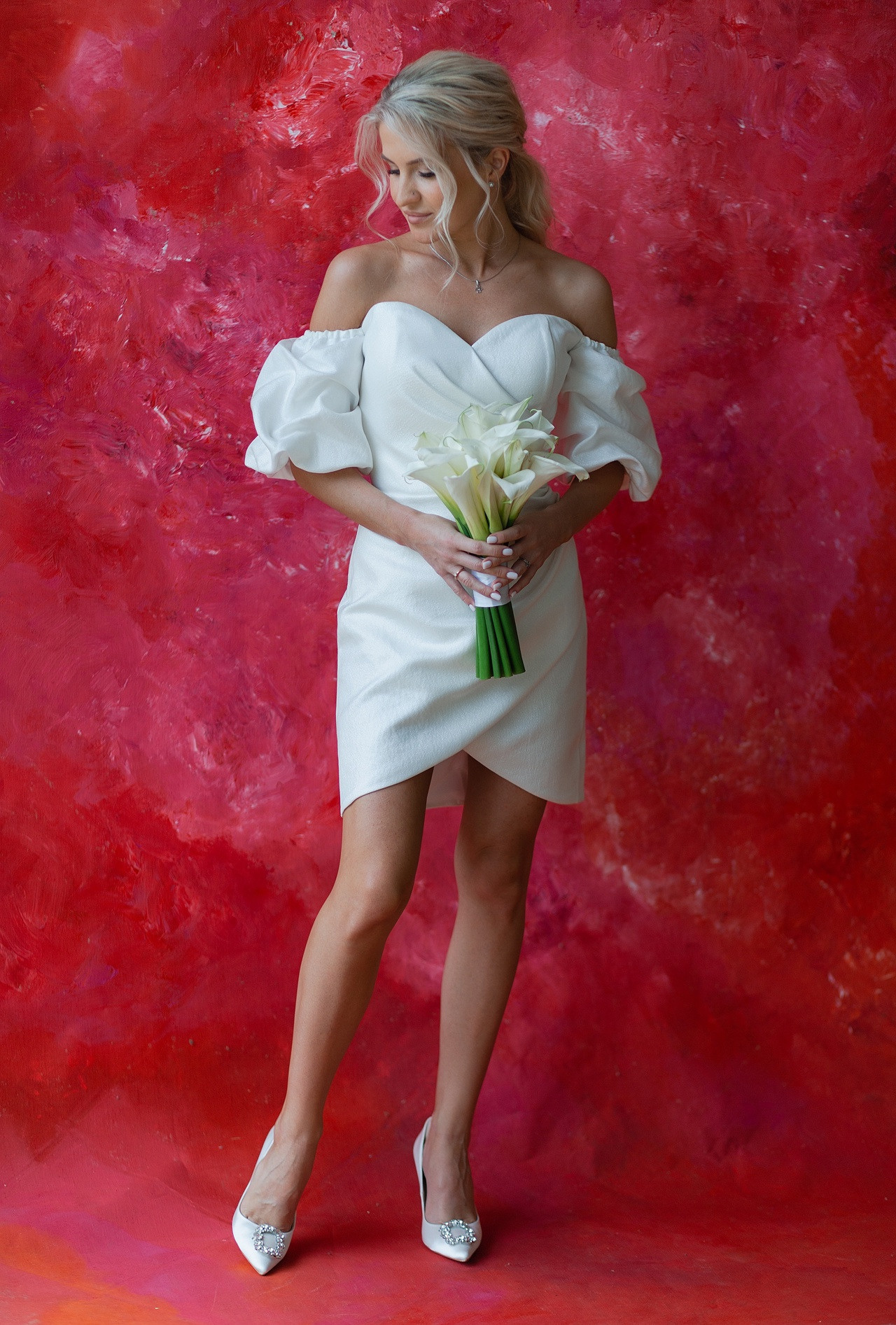 Разноцветные свадебные зонтики, расположенные вблизи друг от друга, создающие удивительный эффект на фото