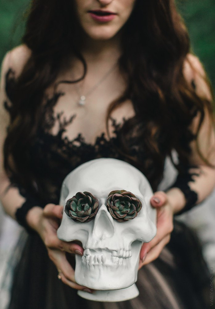 Пара идет рука об руку в историческом парке, словно они запечатлены во времени на этой красивой свадебной фотографии