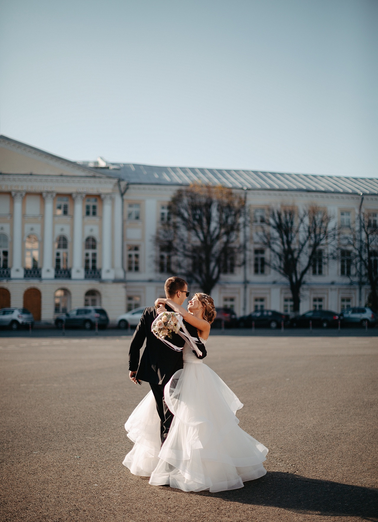Новобрачные плавают в каяке по озеру, окруженному горами, создавая атмосферу покоя и свободы