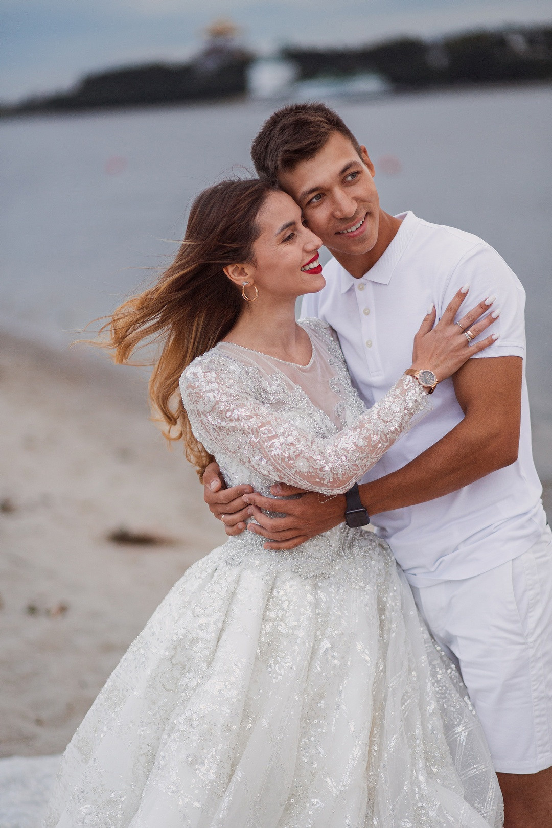  Сепия-фотосессия: пара в свадебном платье и форме в Москве  