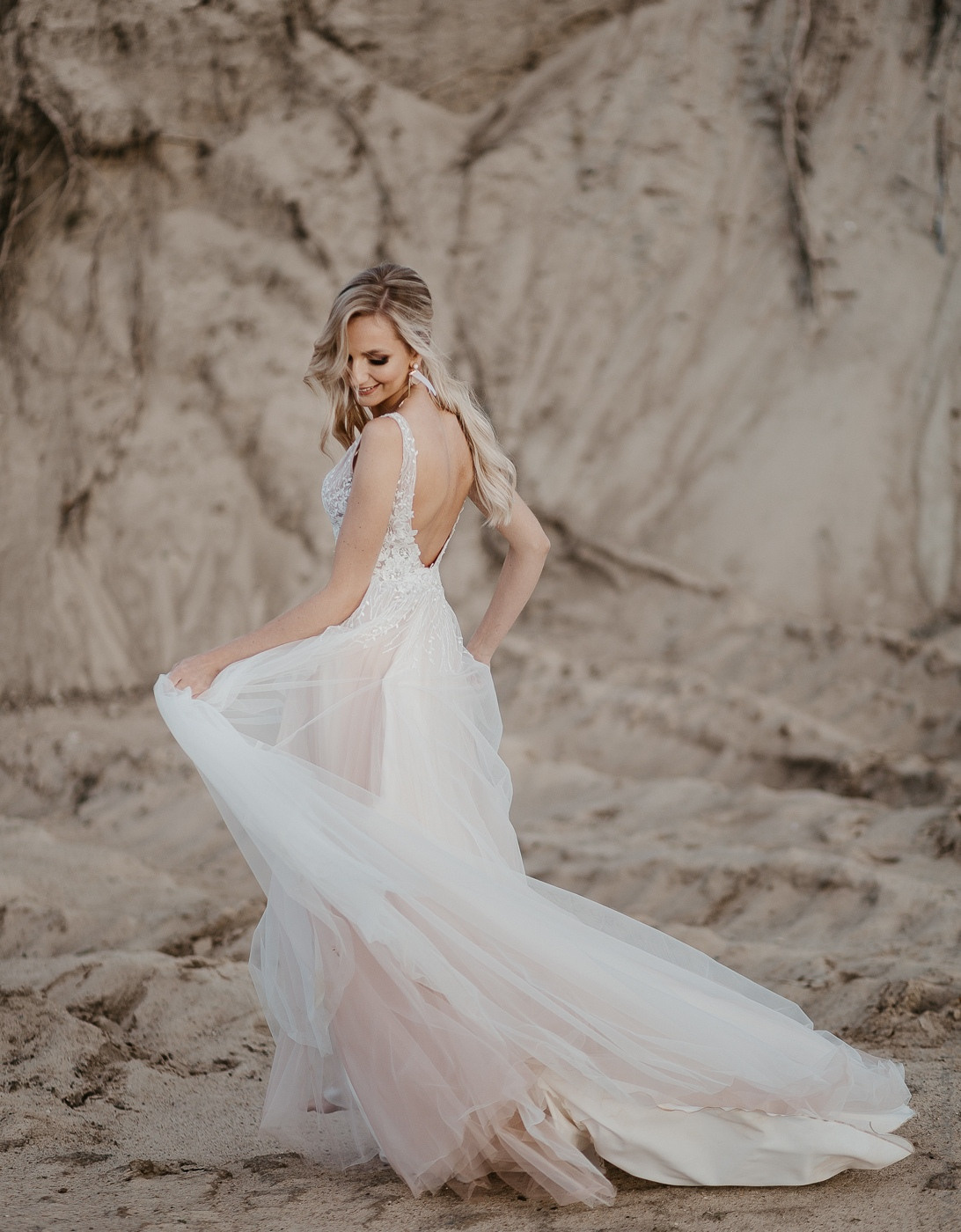 Молодые, идущие по длинной аллее, усыпанной лепестками роз, смущающими их пути