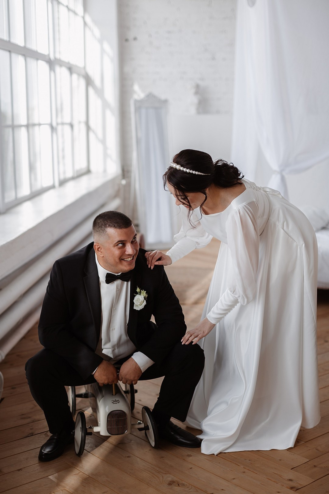 Снимок, где невеста и жених гуляют по саду, полном ярких цветов, создавая жизнерадостную и радостную атмосферу