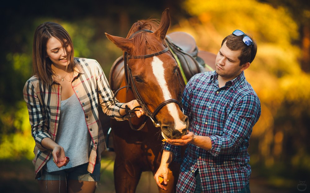 на фоне города в ночное время