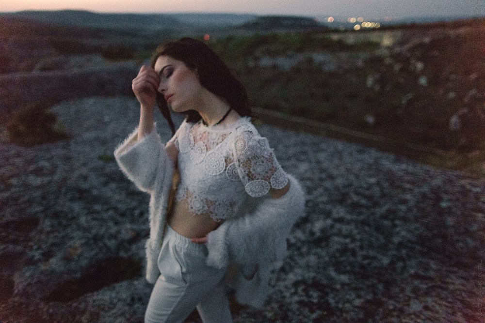 Молодые, лежащие на пушистом холме, смотрящие друг другу в глаза, полные влюбленности