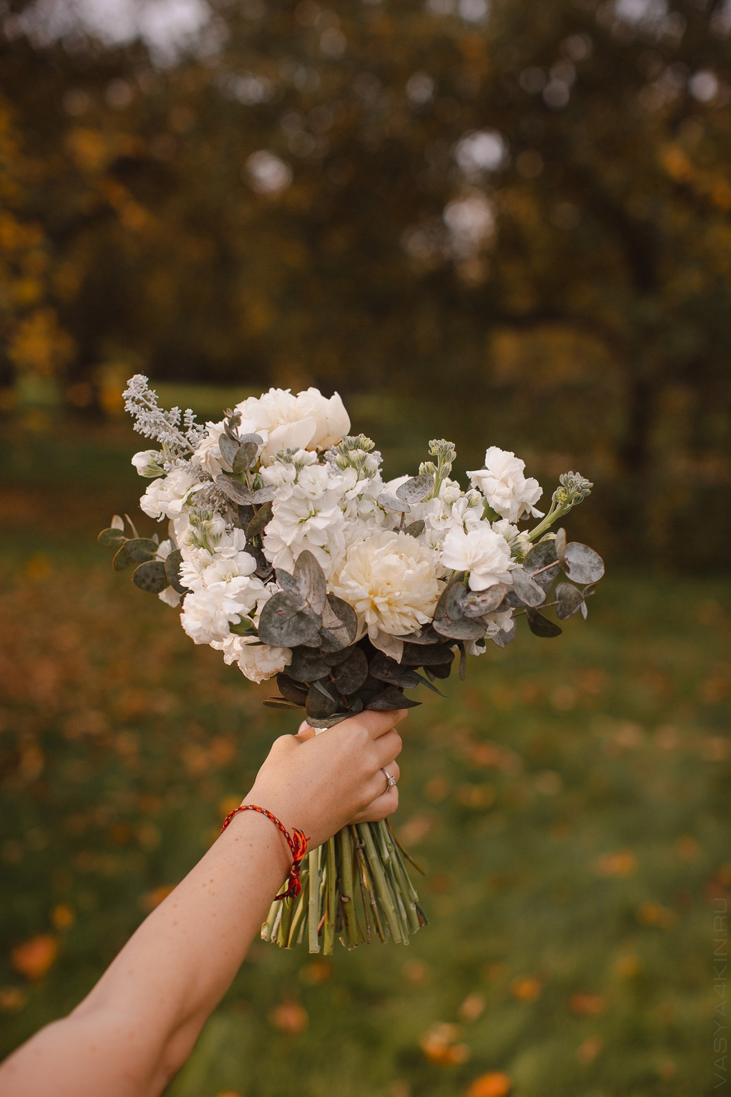 Фотография, изображающая эмоциональный момент чтения свадебных обетов