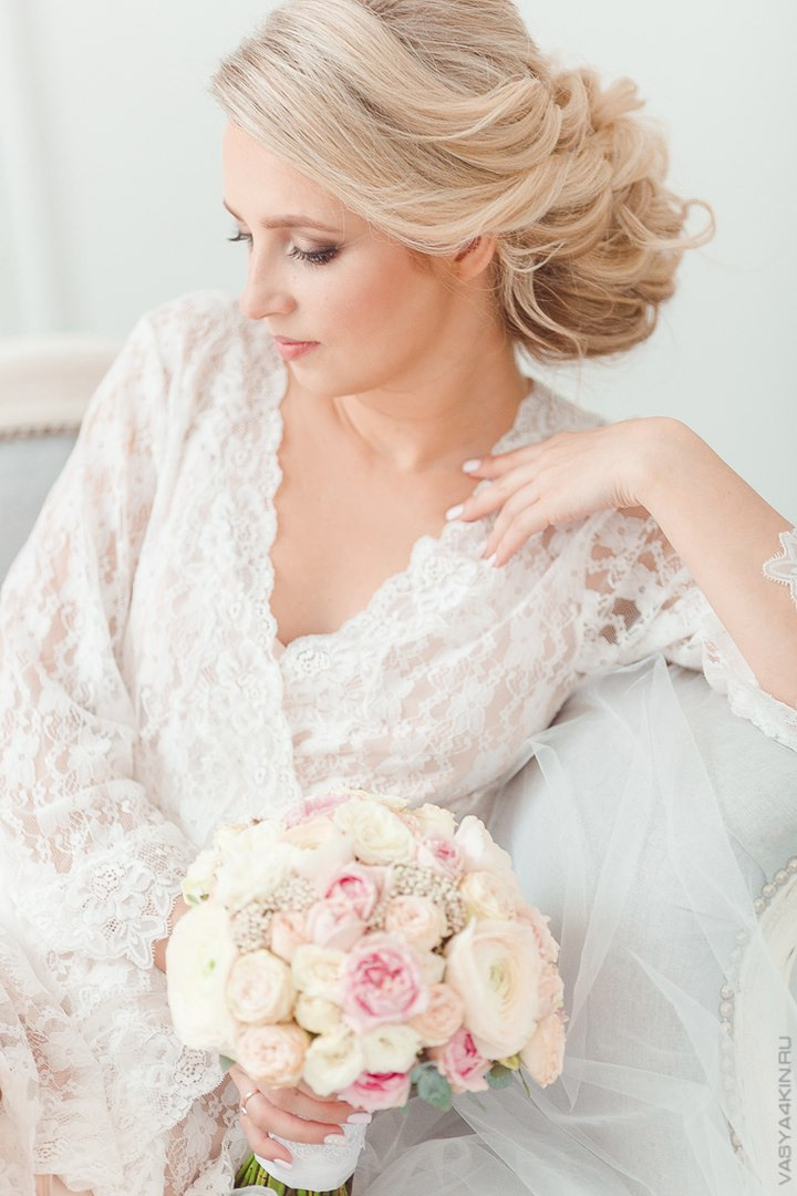 Фотография пары, позирующей на фоне цветущего поля под ярким солнцем