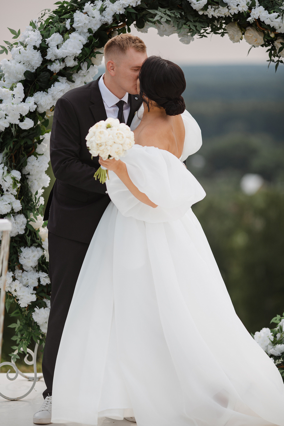  Атмосфера радости и света на свадебной церемонии