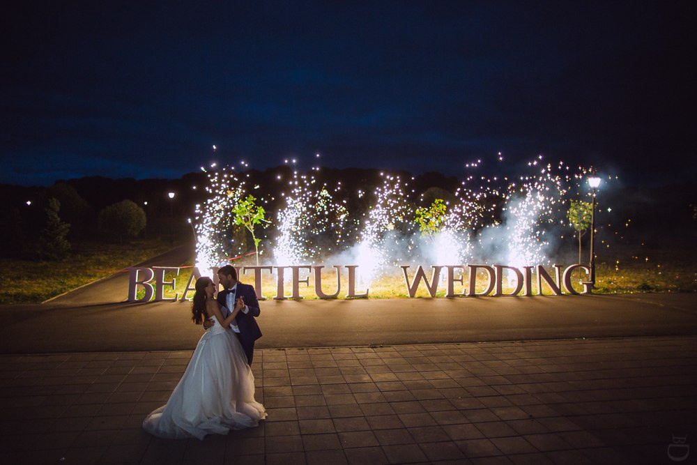 Фото, на котором молодой ласково причесывает невесту, выражая свою заботу о ней