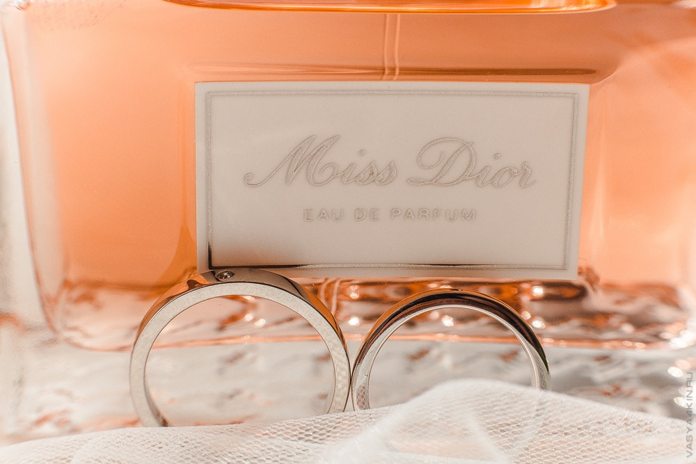 Молодожены, окруженные зажигательной костром и танцующими гостями на берегу озера