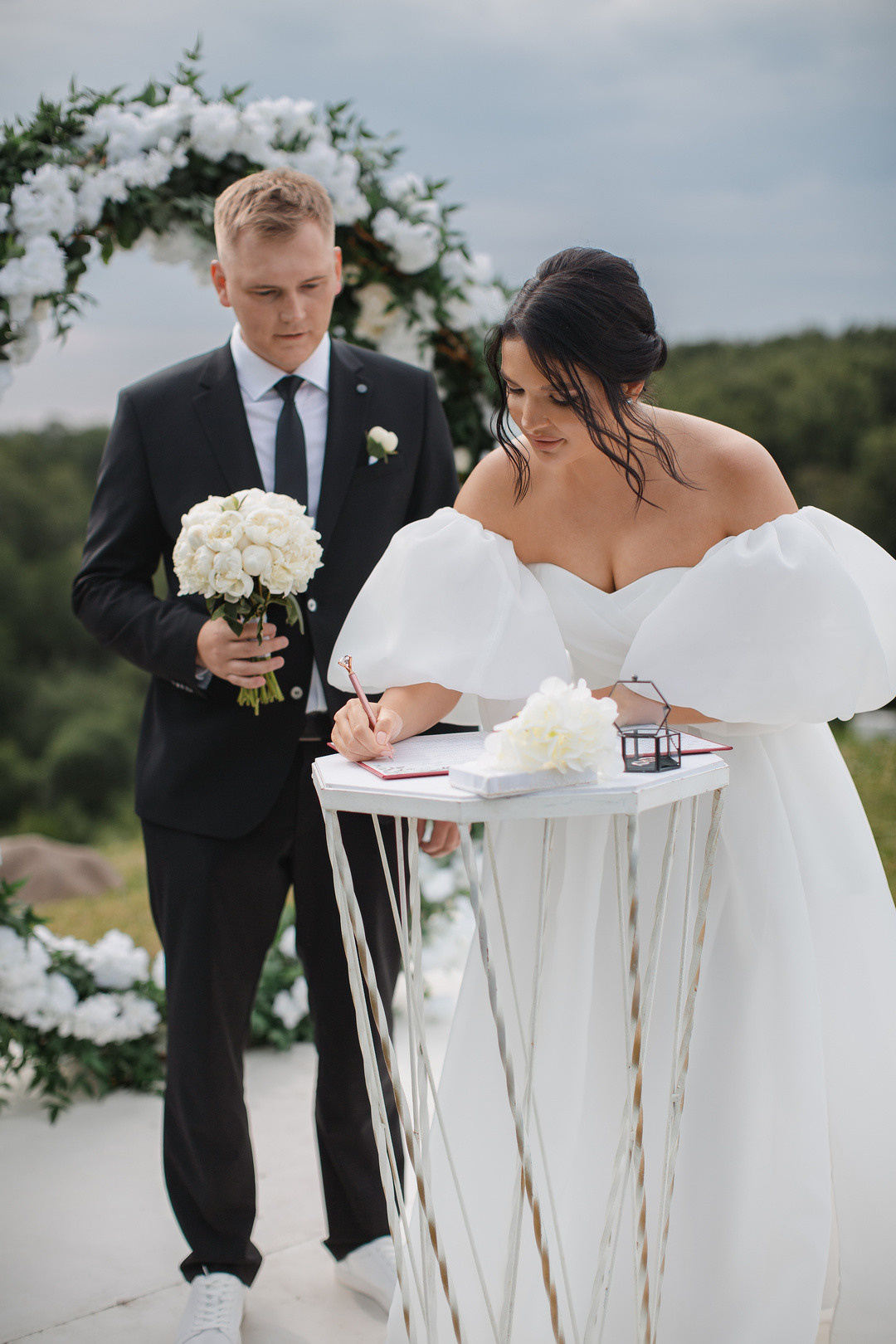  Теплые объятия молодых в прибрежной лаванде