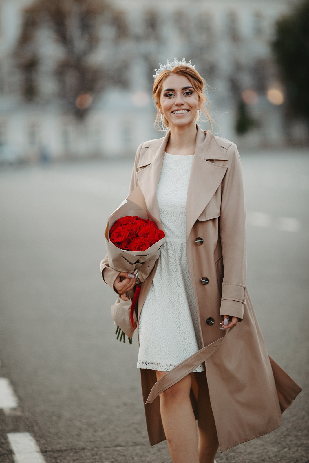  Влюбленные в военной форме и свадебном платье в старинном Ярославле  