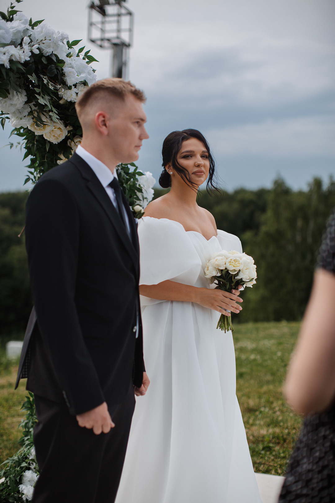  Влюбленные молодые в идеальной атмосфере пляжной свадьбы