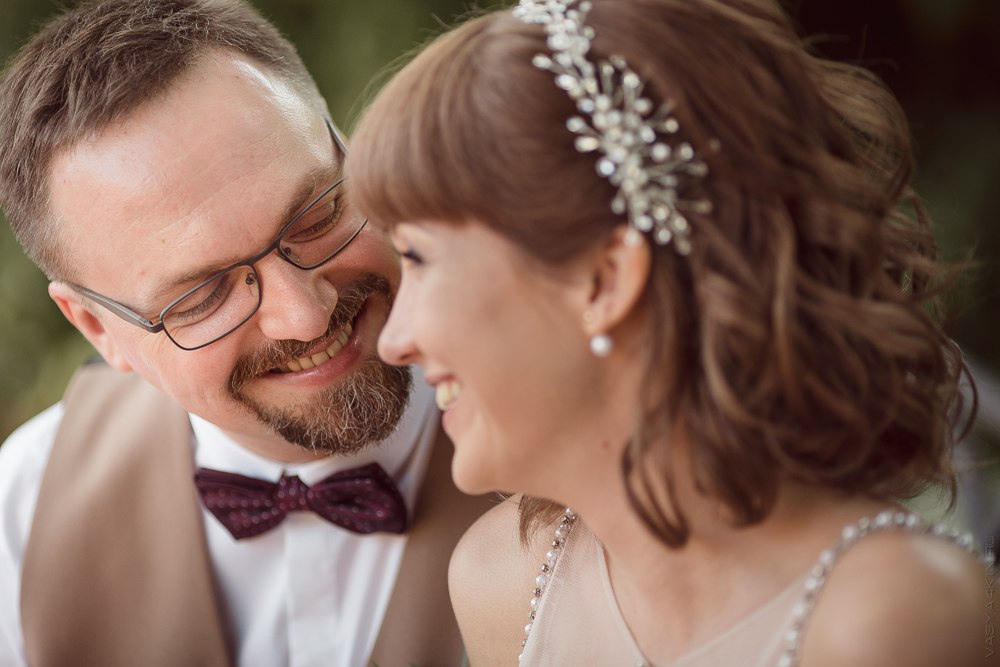 Невеста и жених выпускают в небо воздушные шары, символизируя свои мечты и желания на этой феерической свадебной фотографии