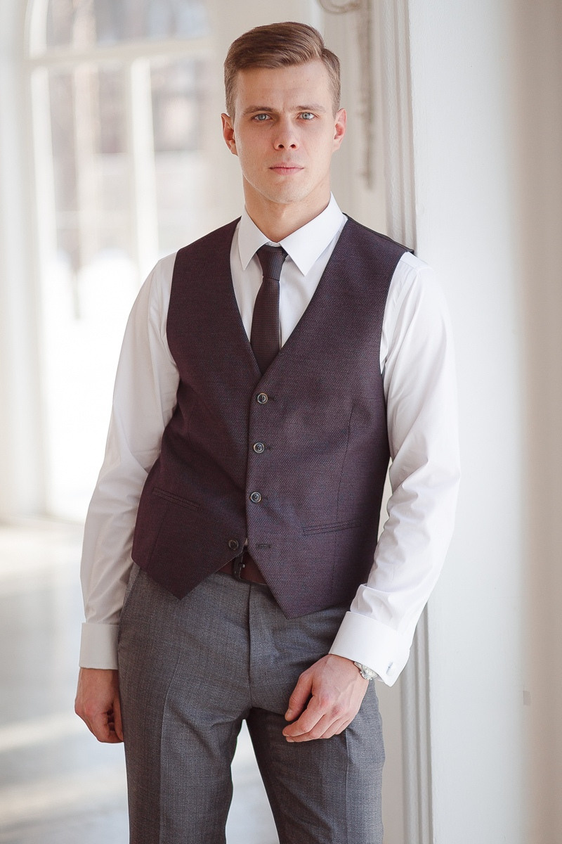 Невеста и жених смотрят друг на друга сквозь цветущее виноградное лозе, словно их любовь непрерывно возрождается