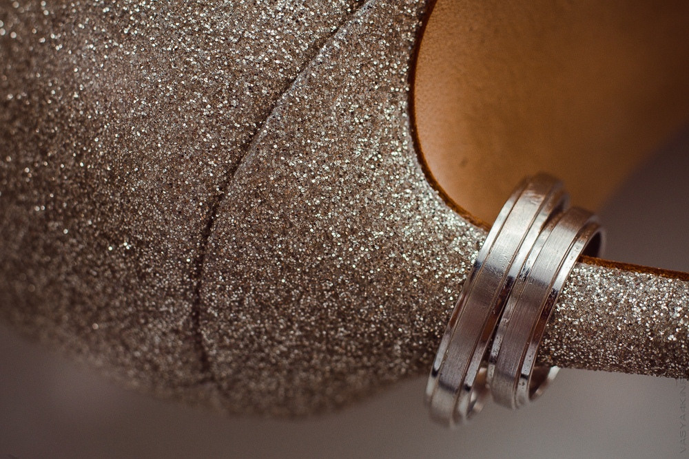 Легкость и свежесть туфель на свадебной фотографии