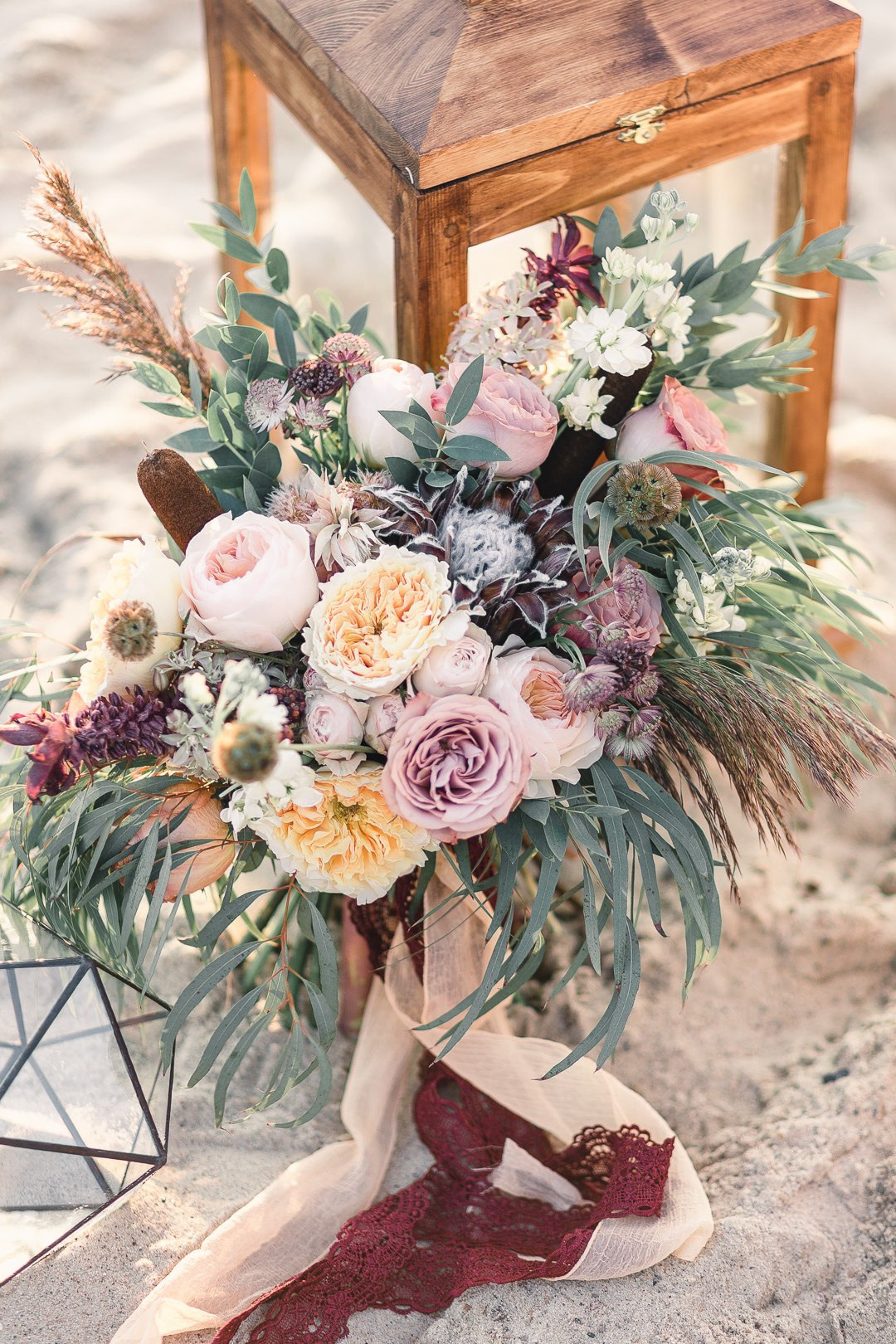 Невеста стоит на берегу океана, словно прекрасная русалка, окруженная прибоем и нежным морским бризом