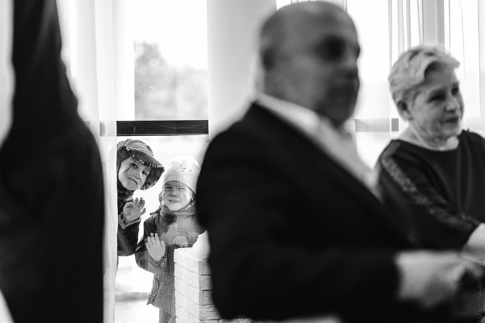 Свадебный букет невесты, состоящий из роз и лилий