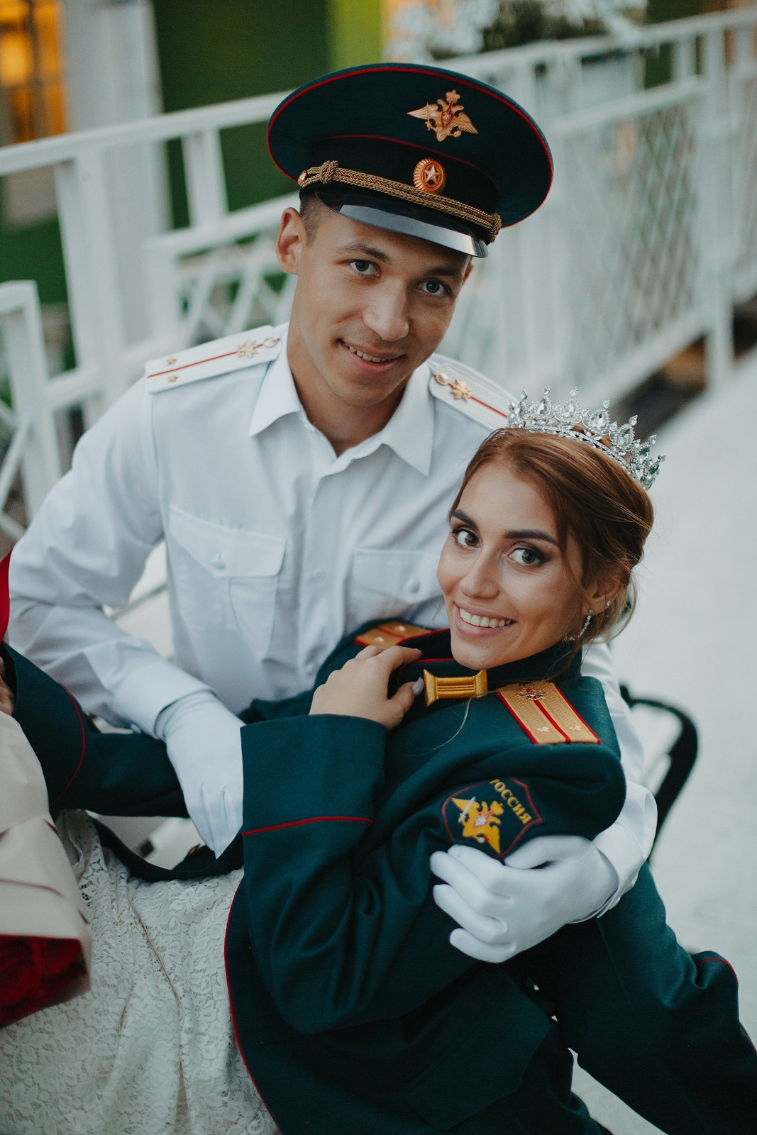  Сепия-фотосессия: пара в свадебном платье и форме в Москве  