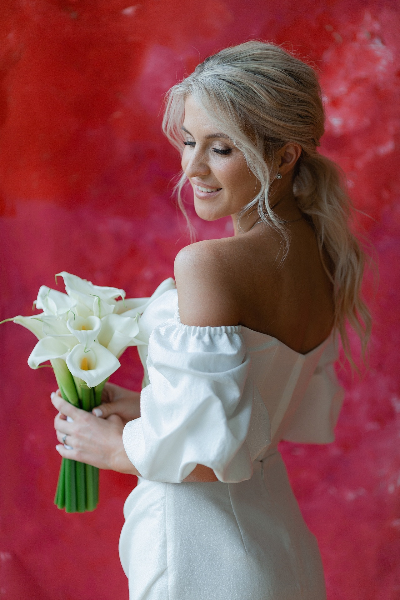 Свадебный букет невесты, состоящий из гвоздик и лаванды