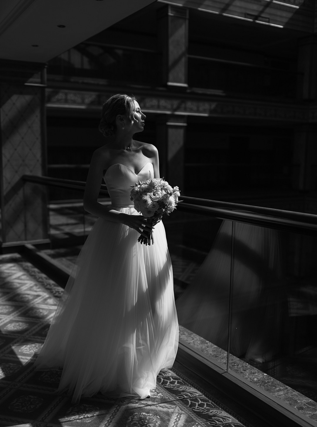  Романтичные моменты возле здания управления пенсионным фондом