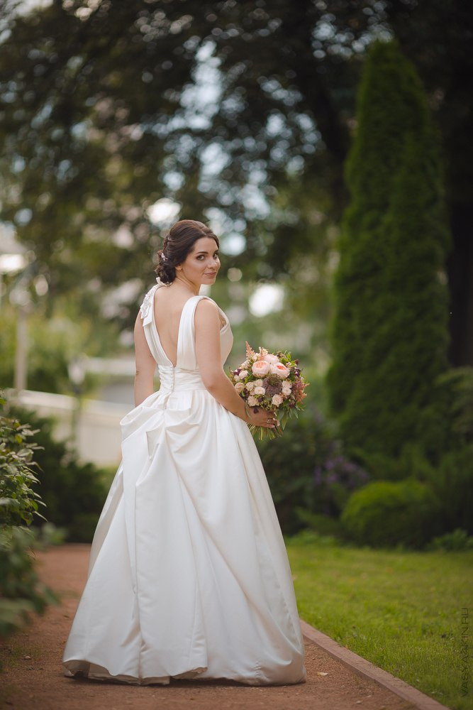 Невеста и жених держатся за руки на фоне моря, словно они готовы броситься в вечность на этой трогательной свадебной фотографии