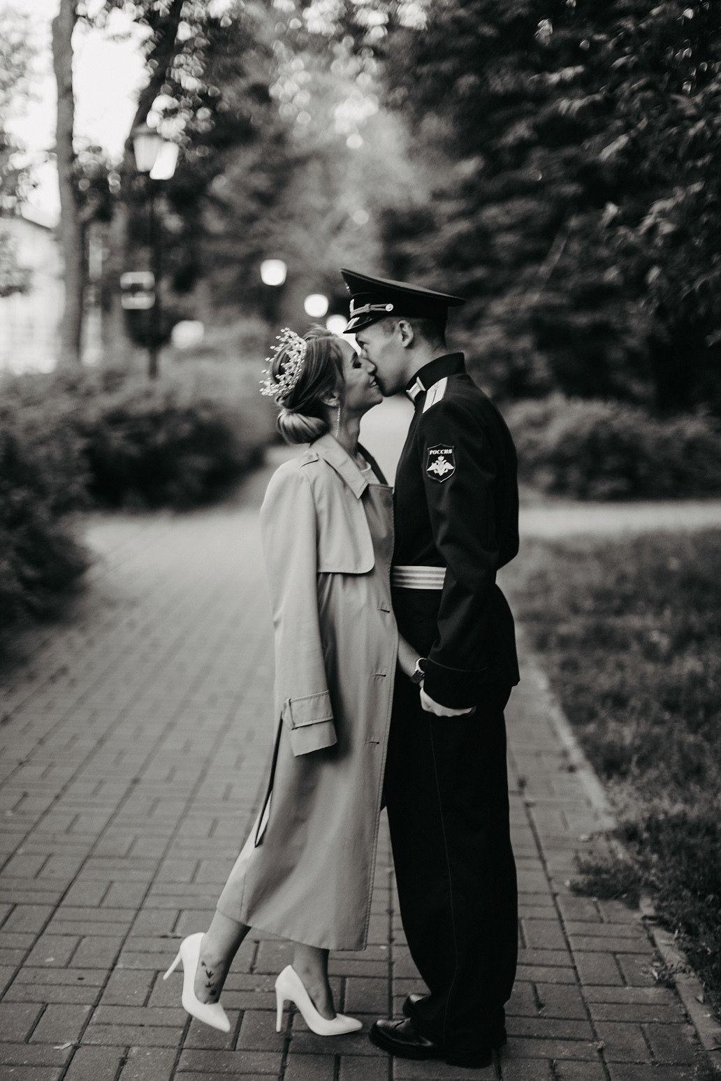  Пара в военной форме и свадебном платье в старинном Ярославле  