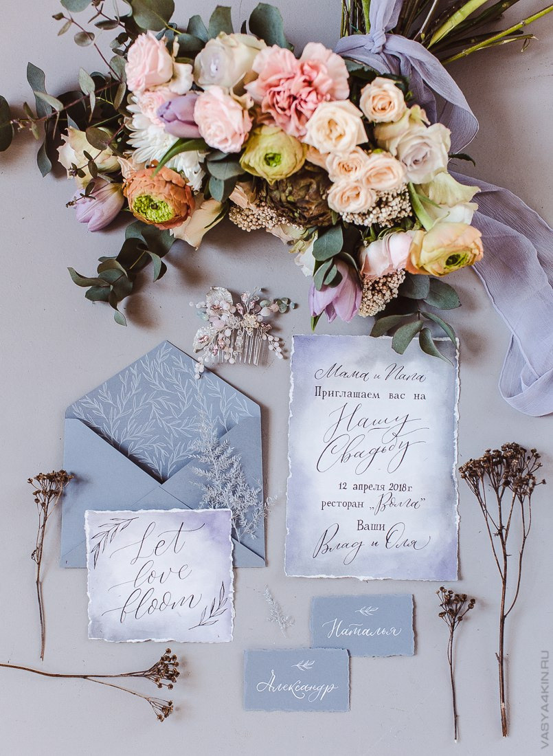 Молодой и невеста, стоящие на вершине горы, окруженные облачным океаном, создающие атмосферу свободы и счастья