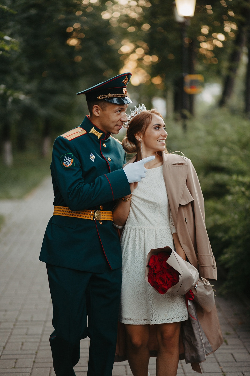  Сепия-фотосессия: пара в свадебном платье и форме в Москве  