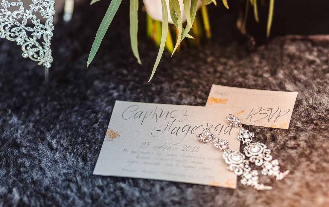 Улыбающиеся молодожены