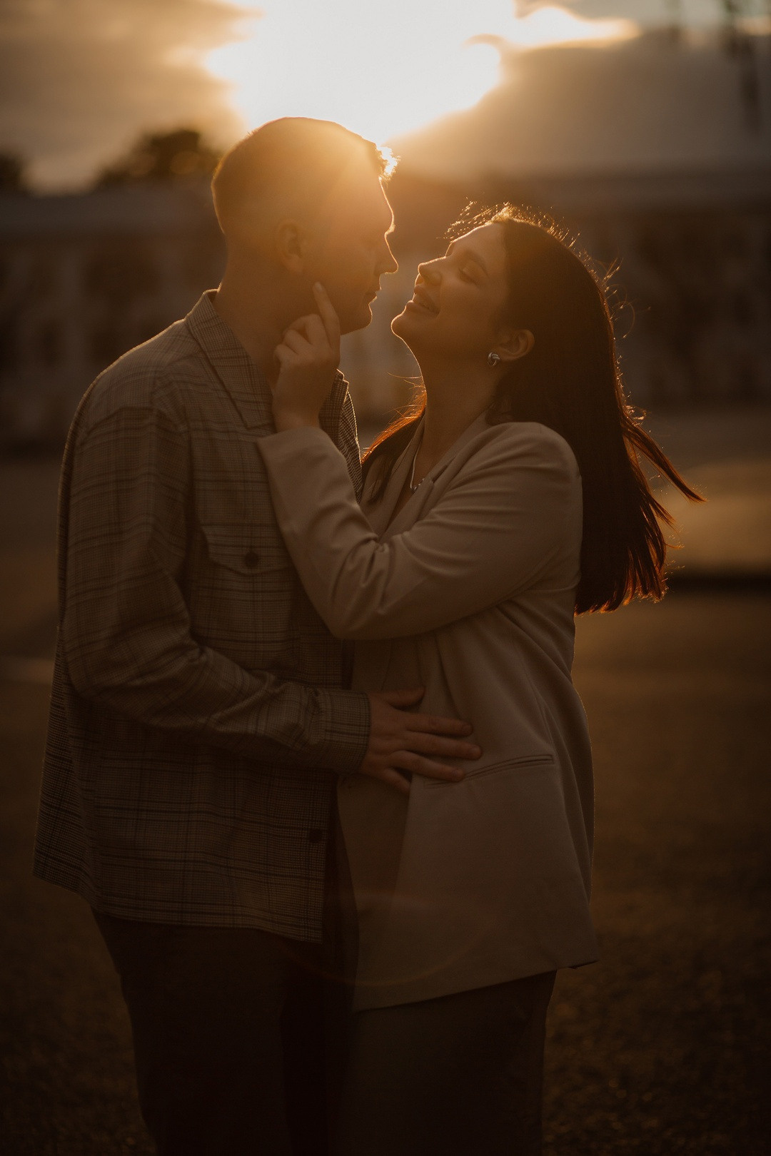 Расцветка цветов на фоне декораций свадьбы создает теплую и романтичную атмосферу на этой фотографии