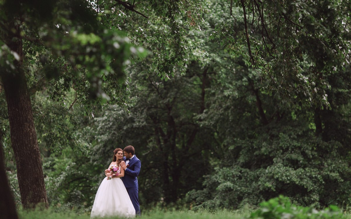 Молодая невеста, идущая по аллее из лепестков роз к своему возлюбленному