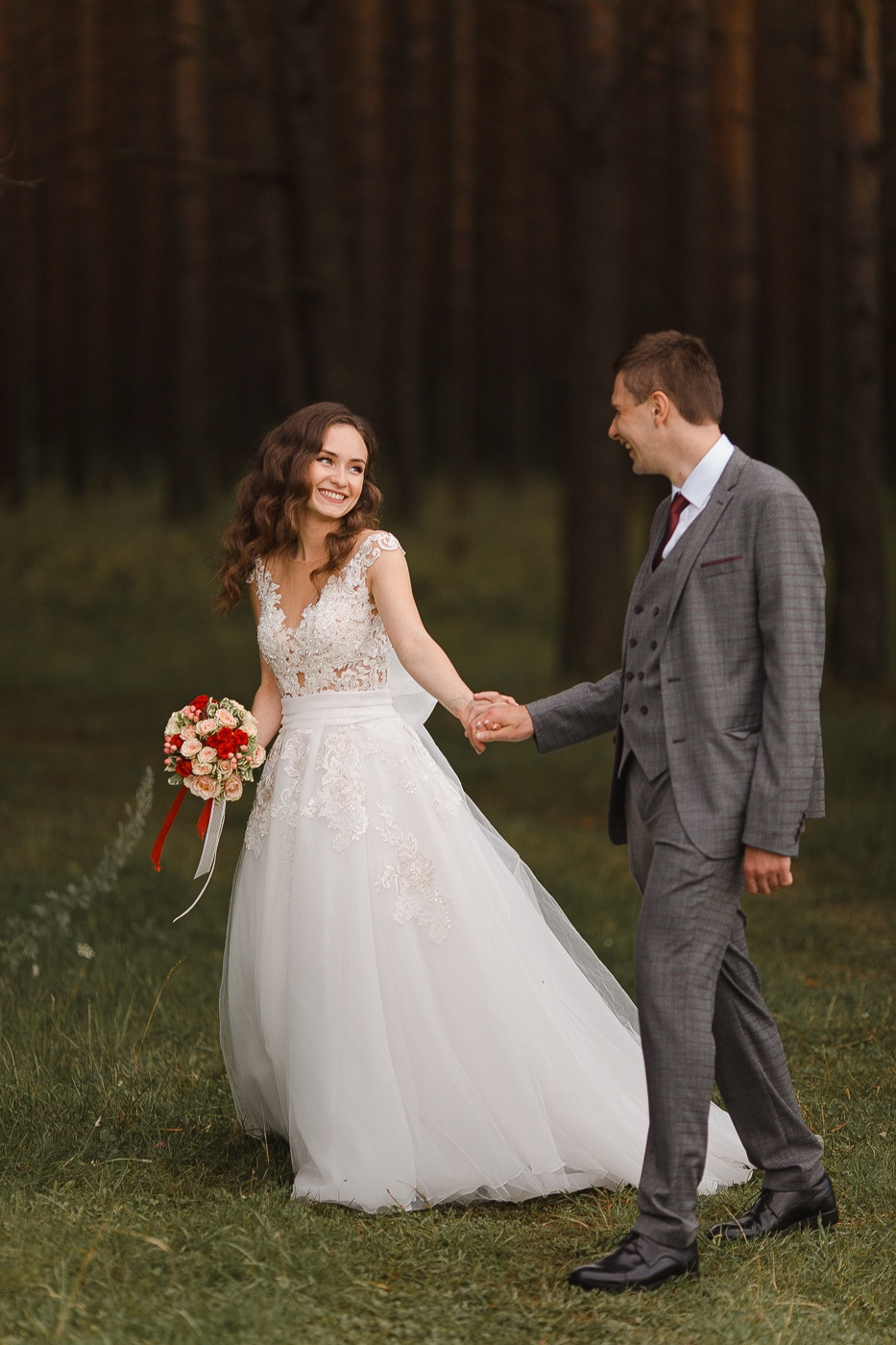 Фотография, показывающая счастливые глаза молодежи, которая только что обменяла клятвами перед алтарем