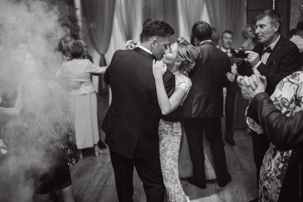 Новобрачные лежат на белом покрывале в полях пшеницы, окруженные природой и спокойствием, создавая атмосферу умиротворения