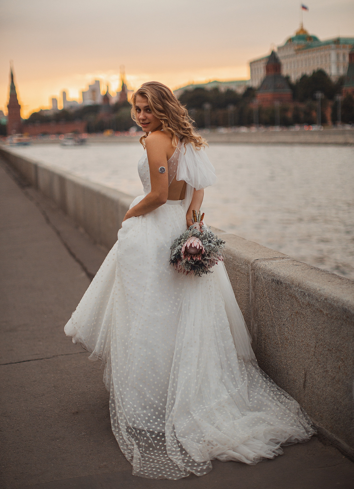  Влюбленные на Аллее различных культур