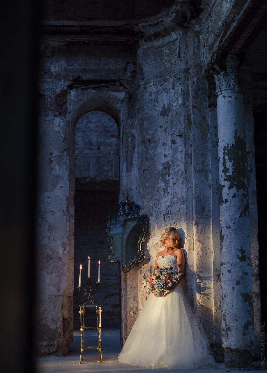 Пара невесты и жениха гуляет по дороге, устеленной розовыми лепестками, счастливо улыбаясь