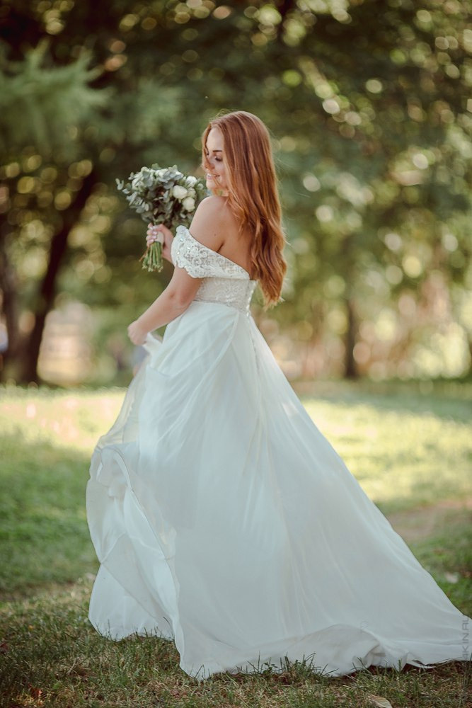 Роскошные воздушные шары создают атмосферу легкости и радости вокруг новобрачных, словно они летят к высотам