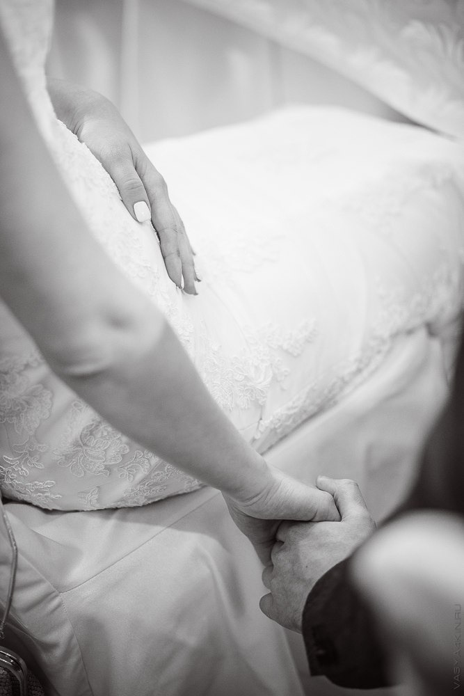 Невеста и жених стоят на фоне сказочного замка, создавая атмосферу волшебства и романтики