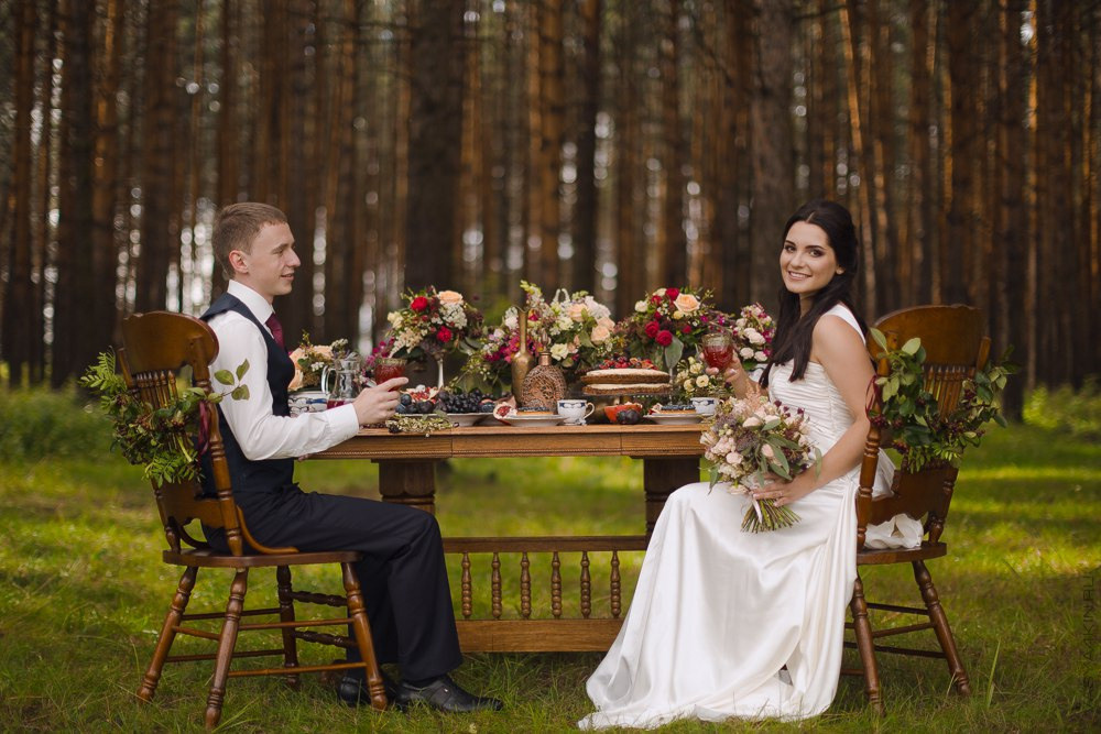 Фонарики, светящиеся в ночи, создают романтическую атмосферу на этой свадебной фотографии, словно пара находится в своем маленьком мире