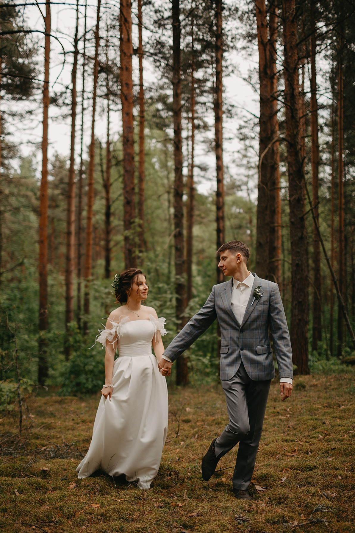 Свадебная фотография, изображающая молодоженов на фоне виноградника