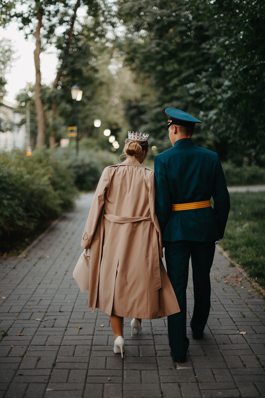  Романтичная фотосессия в Москве: невеста в платье и жених в форме  