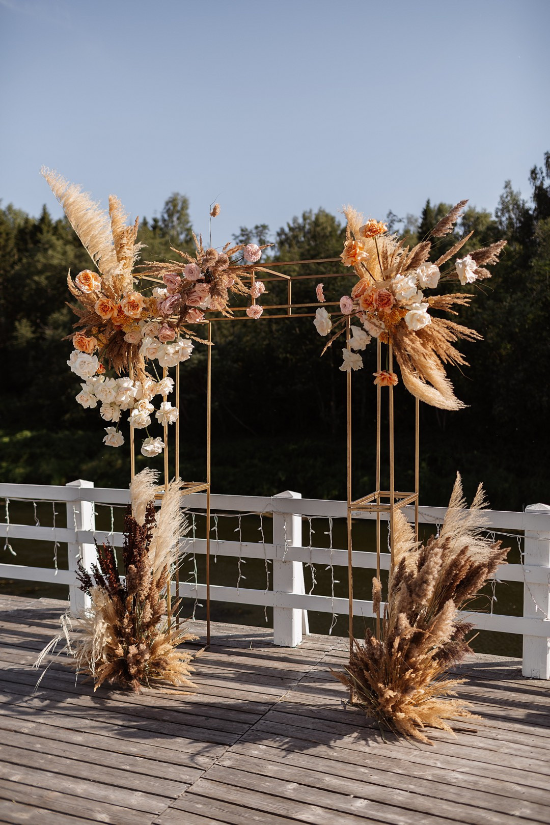  Молодые в объятиях друг друга на фоне замковой стены